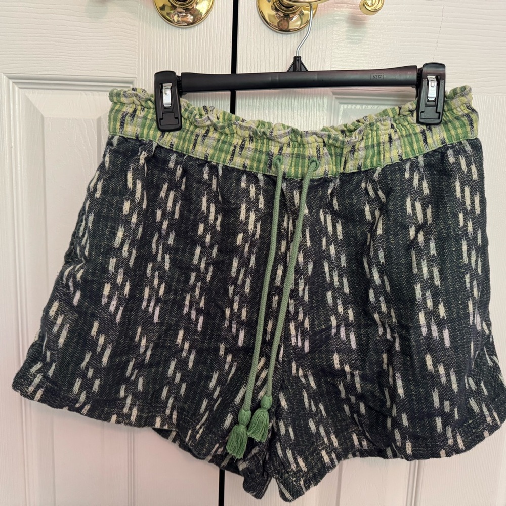 aerie Black-and-Cream Woven Shorts with Green Waist